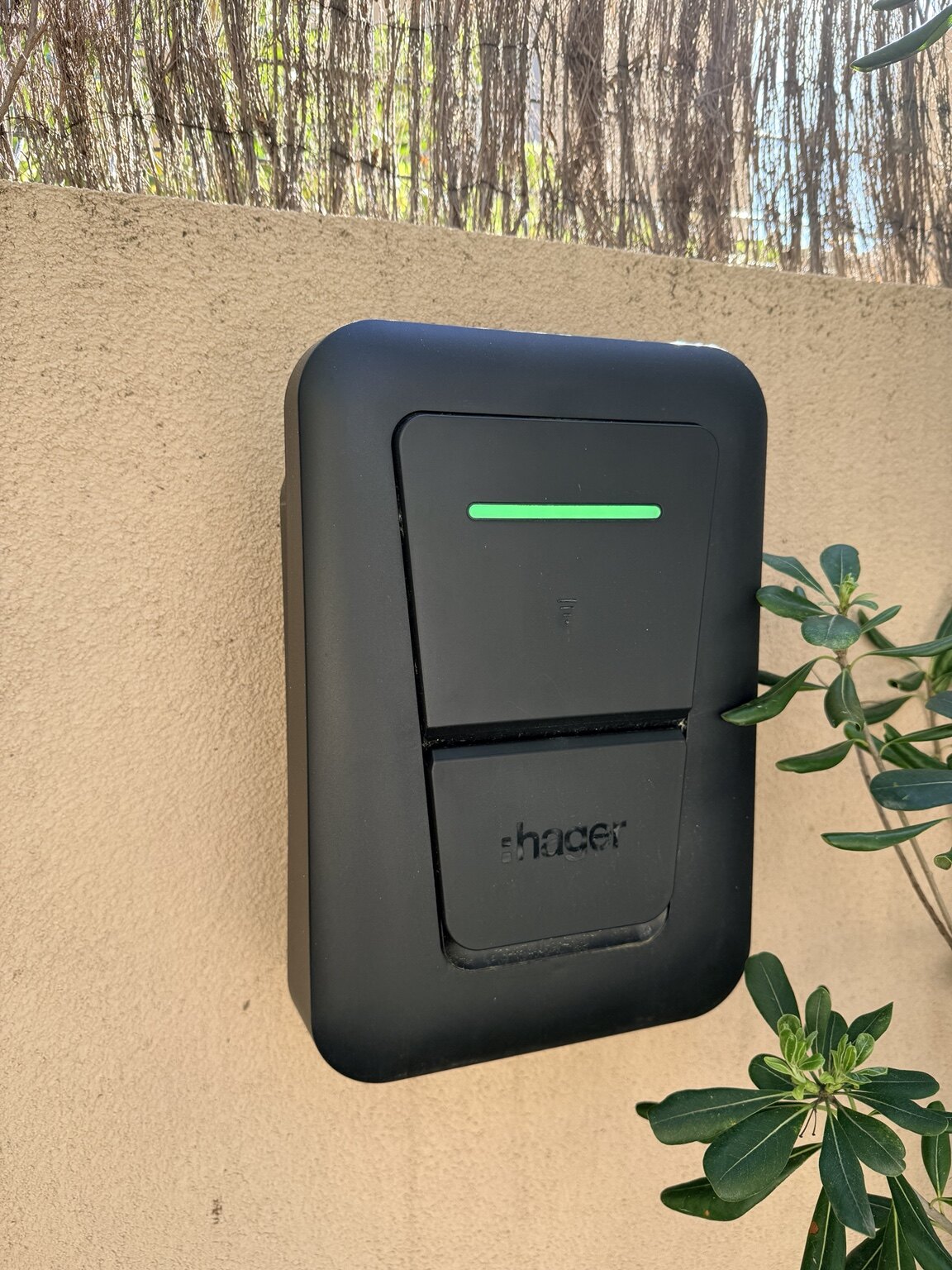 Borne de recharge Hager installée par Mougins Électricité, entreprise qualifiée IRVE