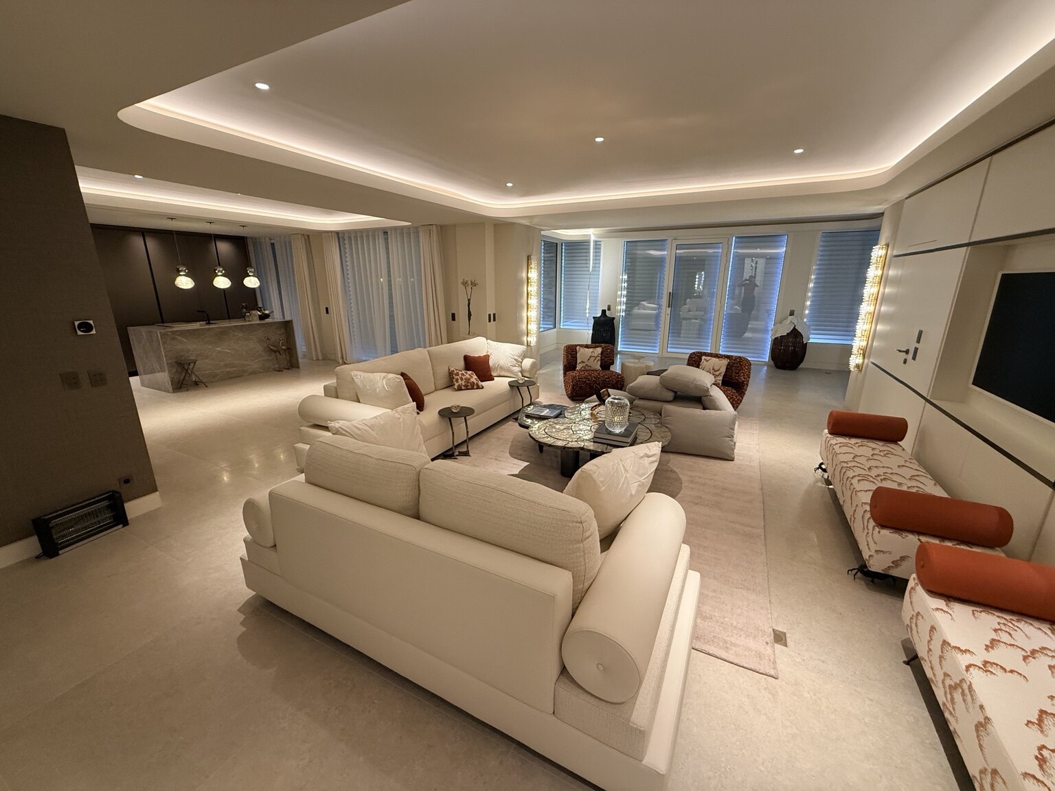 Salon contemporain avec éclairage indirect réalisé par Mougins Électricité