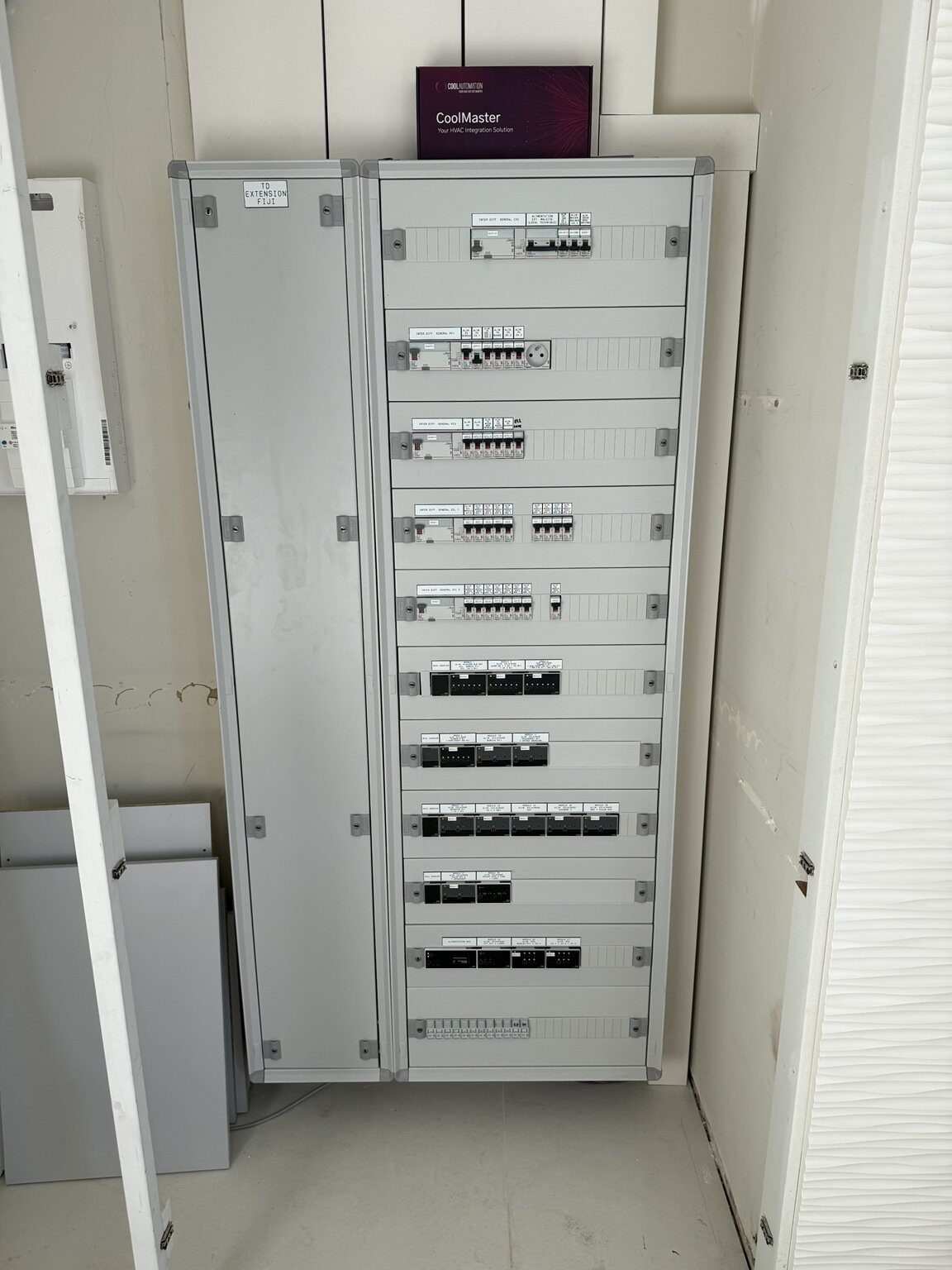 Tableau électrique et système domotique installés par Mougins Électricité