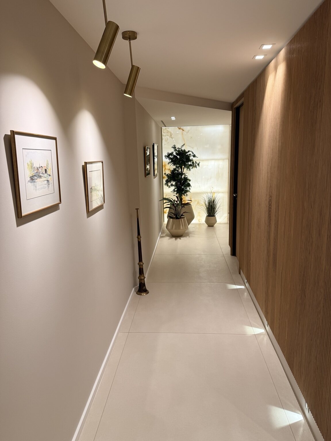 Couloir contemporain éclairé par spots orientables