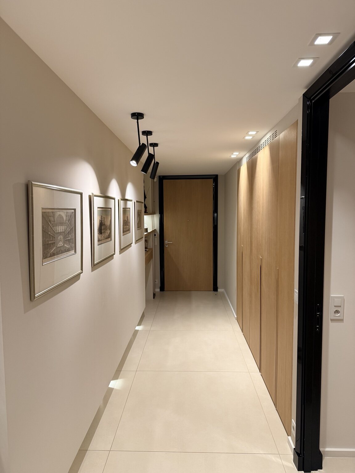 Galerie intérieure éclairée avec précision