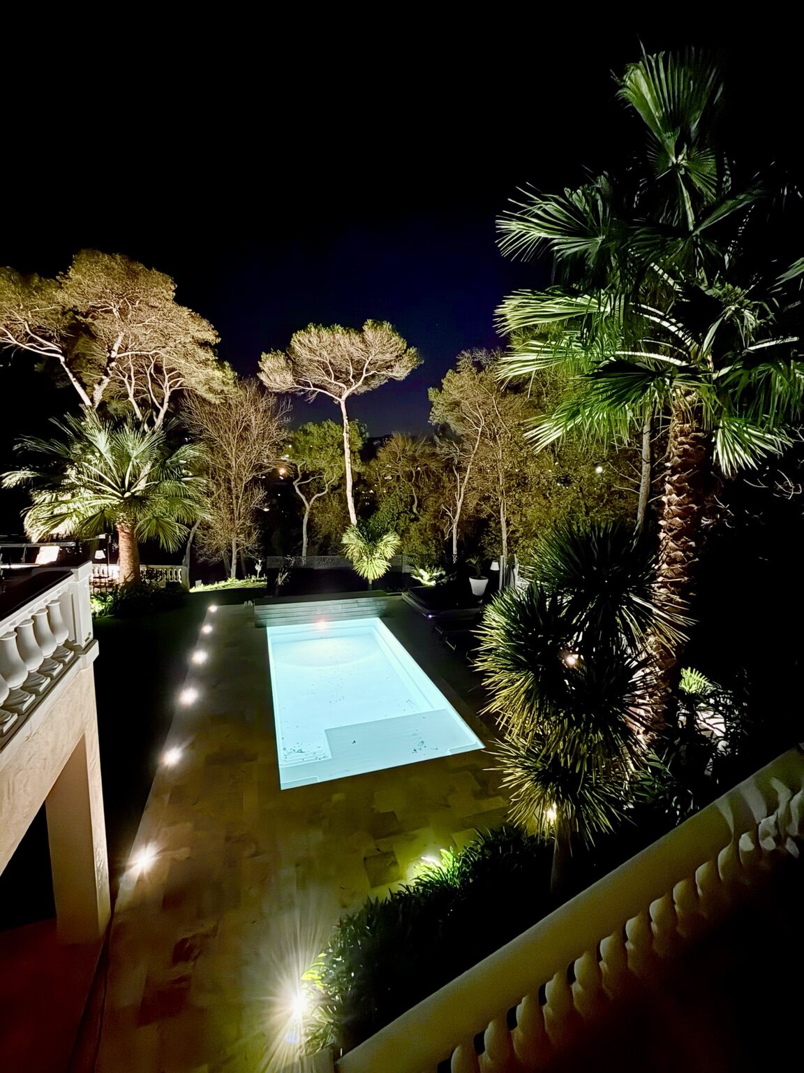 Jardin et piscine éclairés de nuit