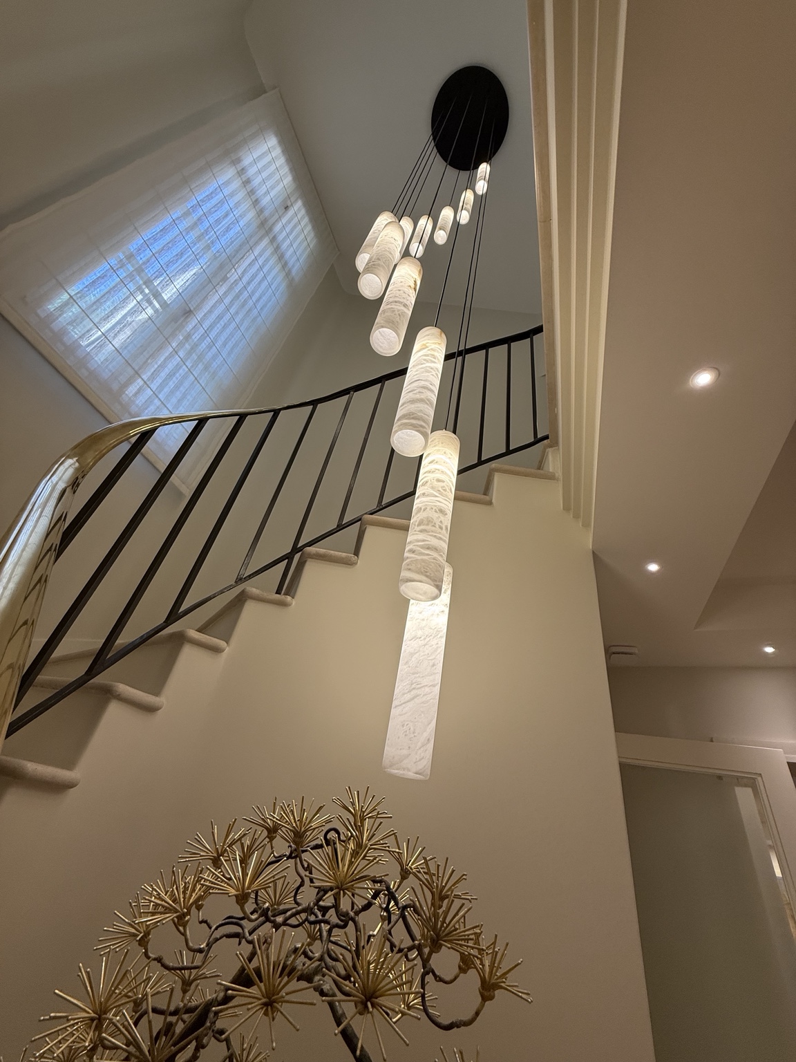 Suspension sculpturale éclairant une cage d’escalier
